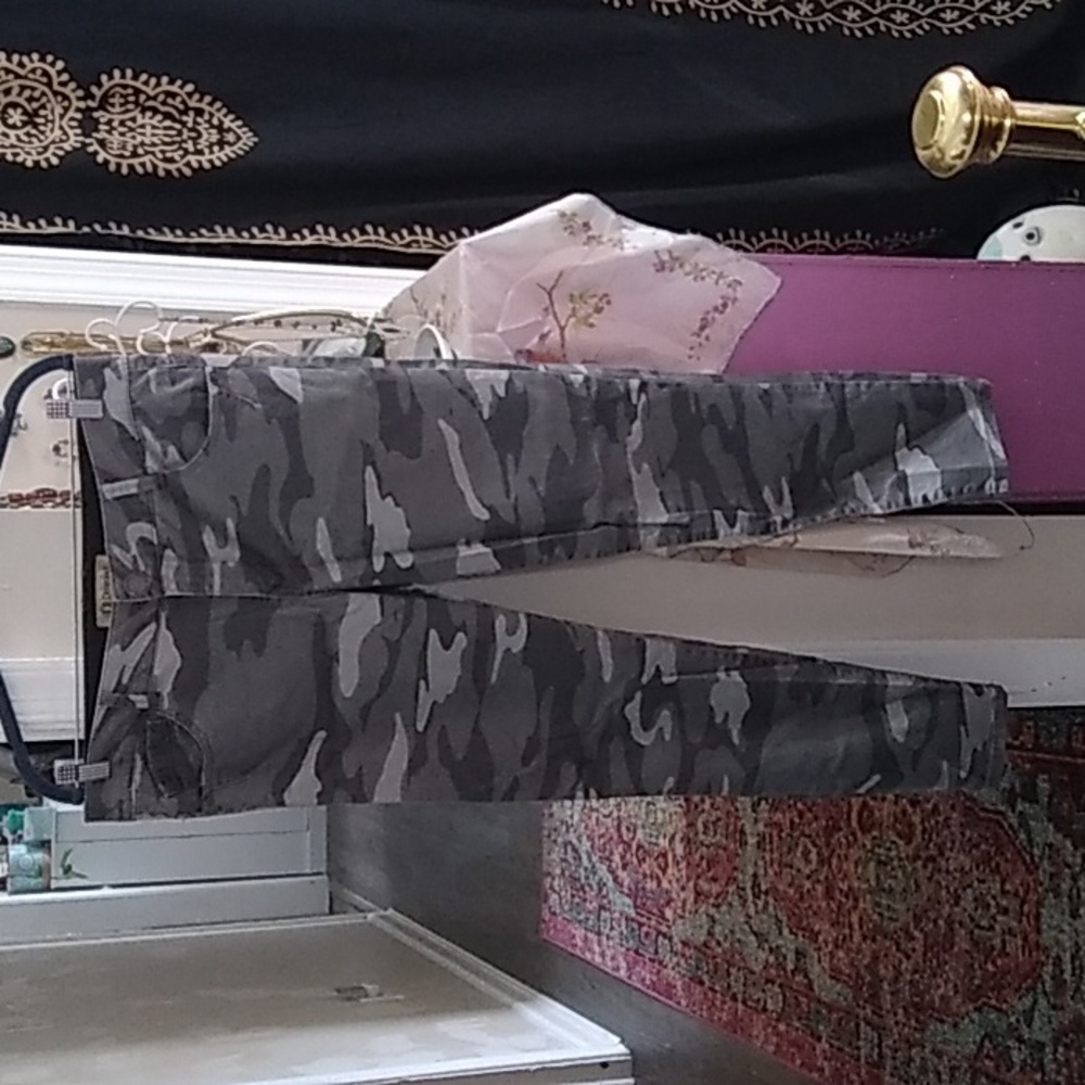 Gray camo stretchy jeans